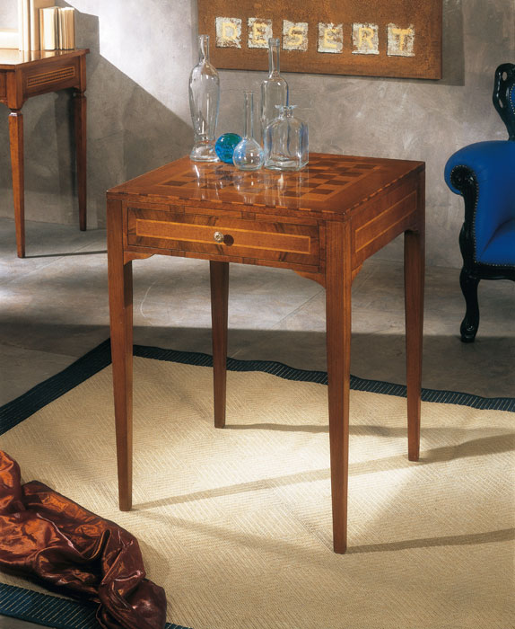Table carr&eacute;e avec &eacute;chiquier